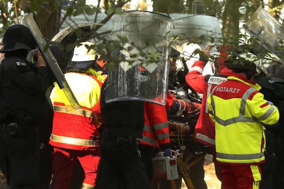 Während der großen Räumungsaktion im rheinischen Braunkohlerevier Hambacher Forst ist ein Journalist abgestürzt und hat tödliche Verletzungen erlitten.