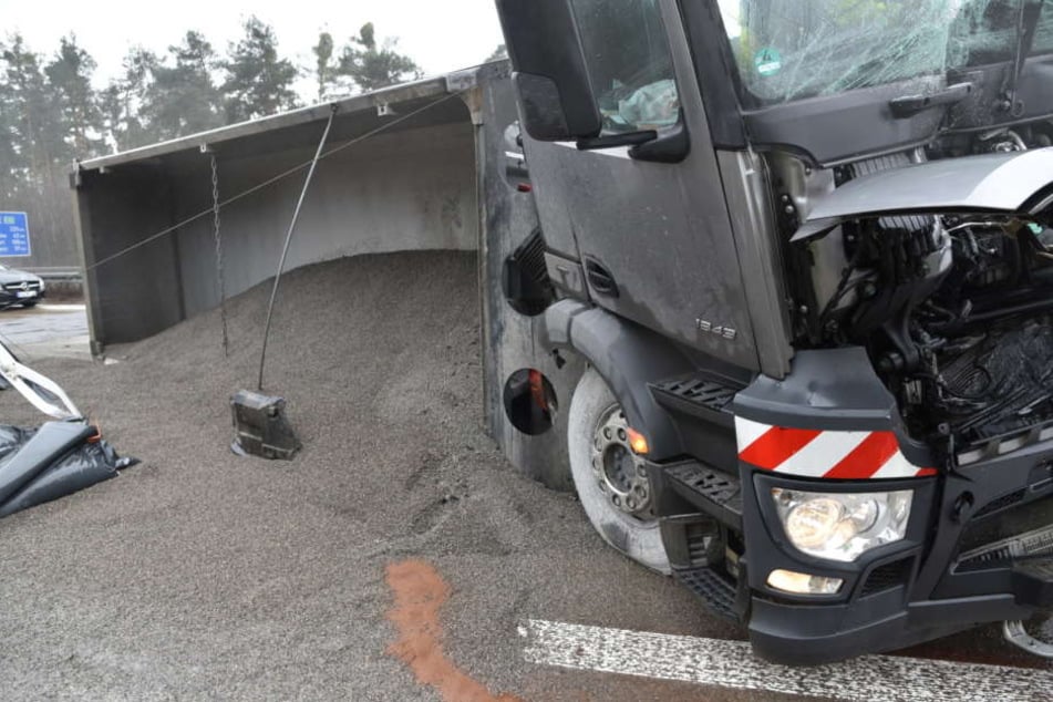 Rund 28 Tonnen Split wurden auf der Straße verteilt.