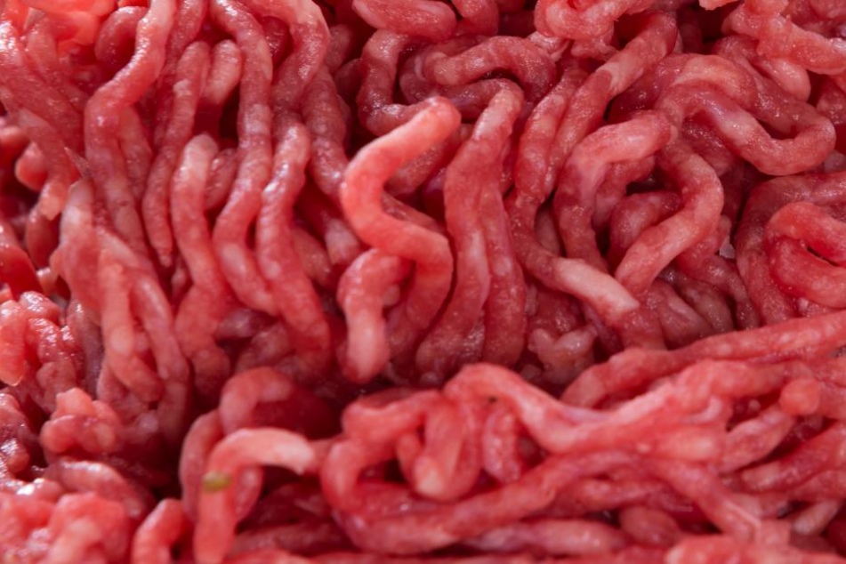 Im Laufe der Auseinandersetzung warf das Paar auch Hackfleisch auf die Frau (Symbolbild).