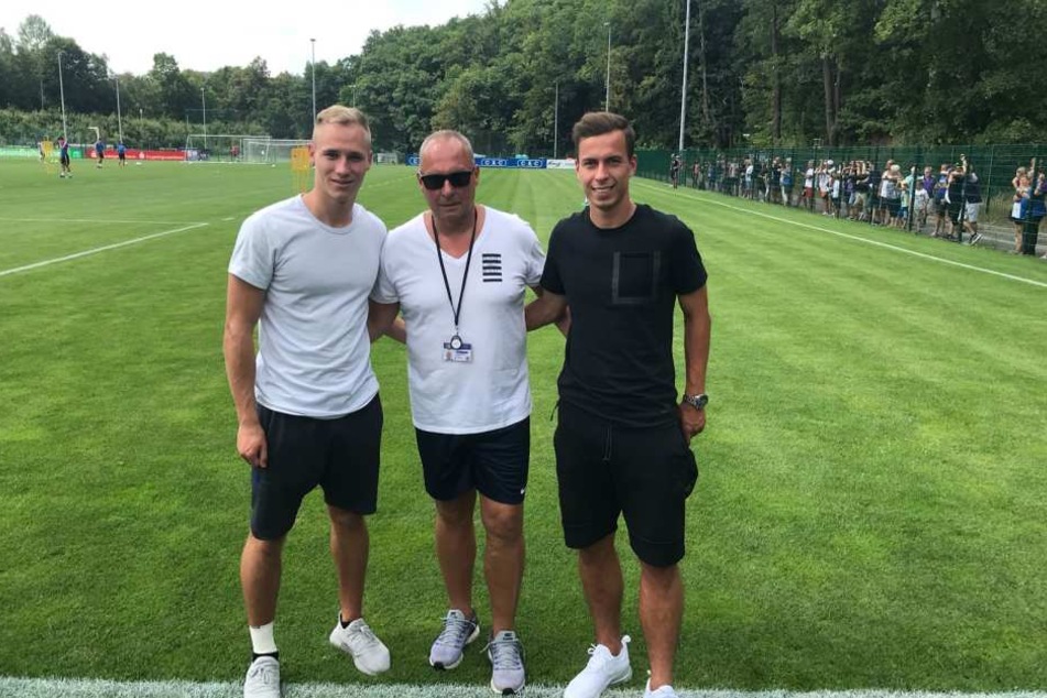 FCE-Präsident Helge Leonhardt (M.) mit den beiden Neuzugängen Maximilian Pronichev (r.) und Florian Krüger.