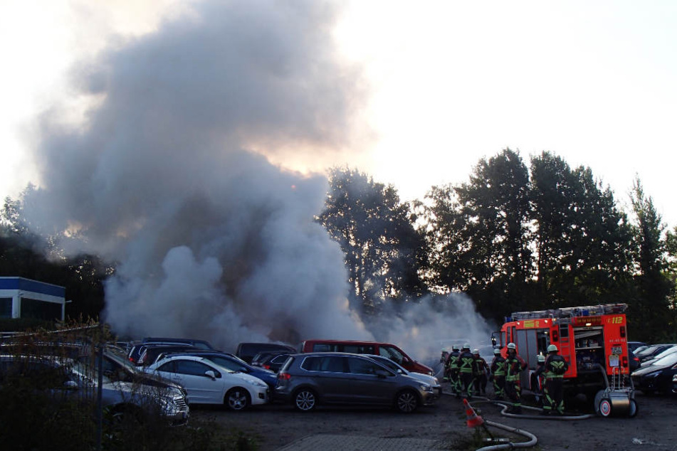 Das Feuer brach aus bisher ungeklärter Ursache auf dem Parkplatz aus.