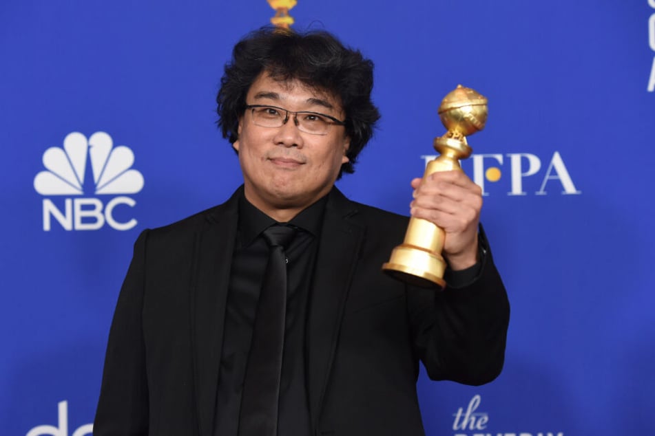 Regisseur Bong Joon Ho hält bei der Verleihung der 77. Golden Globe Awards seine Auszeichnung für den besten nicht-englischsprachigen Film.