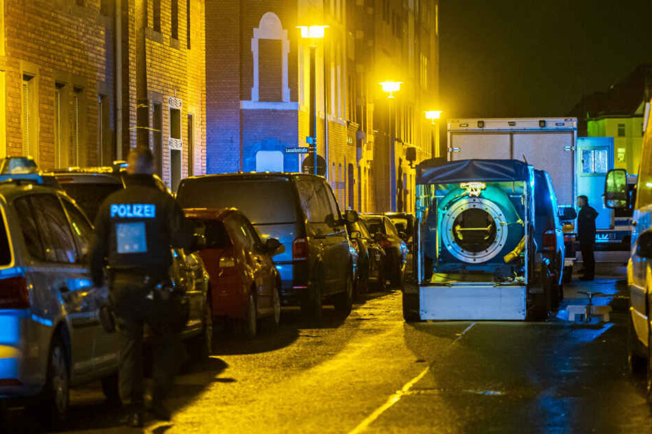 Wegen eines Waffenfundes hat die Polizei in Erfurt ein Mehrfamilienhaus geräumt.