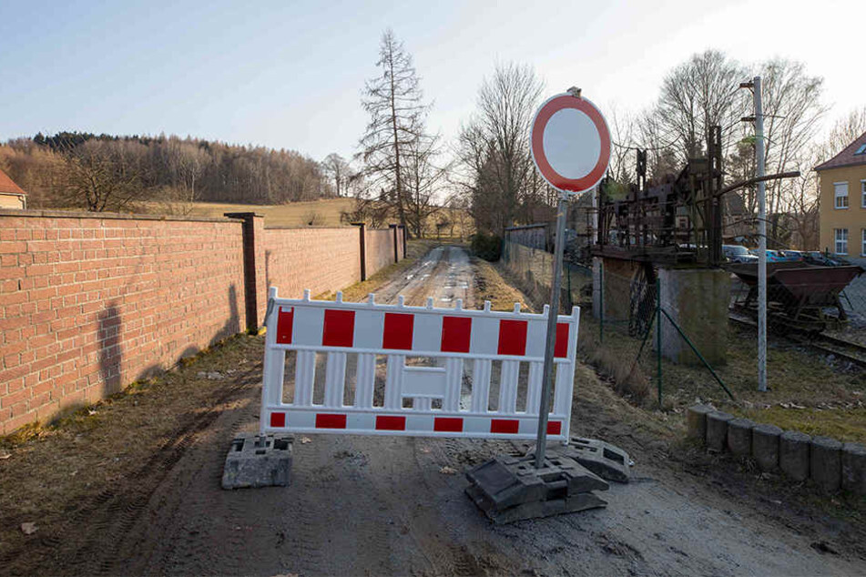 Diese Sperre lässt einige Autofahrer einfach über den Spielplatz fahren.