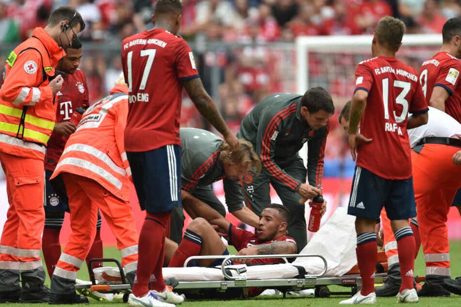 Weltmeister Corentin Tolisso musste nach einem Zusammenprall verletzt vom Feld.