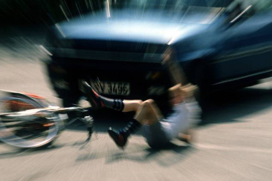 Zusammenstoß: Junge fuhr mit Fahrrad gegen ein Auto.