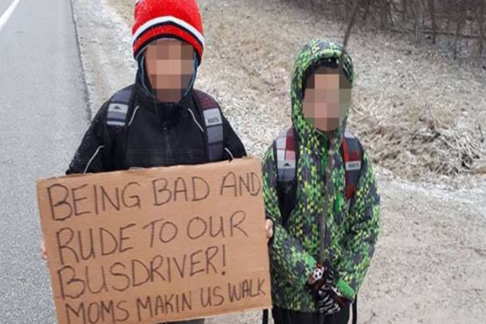 Mit diesem Schild wurden die beiden Söhne auf ihren sieben Kilometer langen Weg geschickt.
