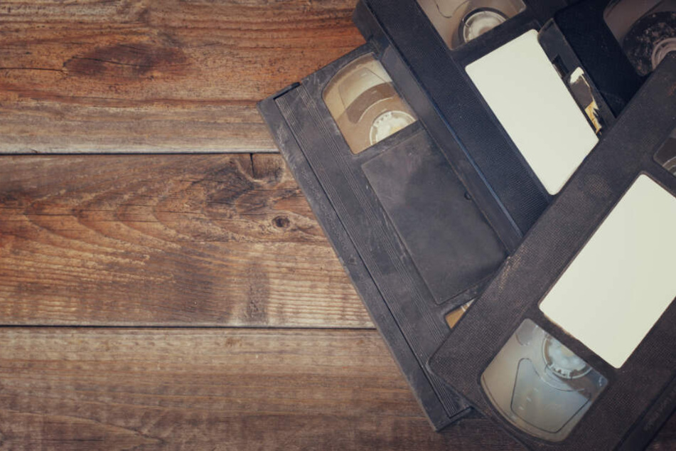 Als die Stieftochter eine Videokassette mit den Schock-Aufnahmen fand, ging sie zur Polizei. (Symbolbild)