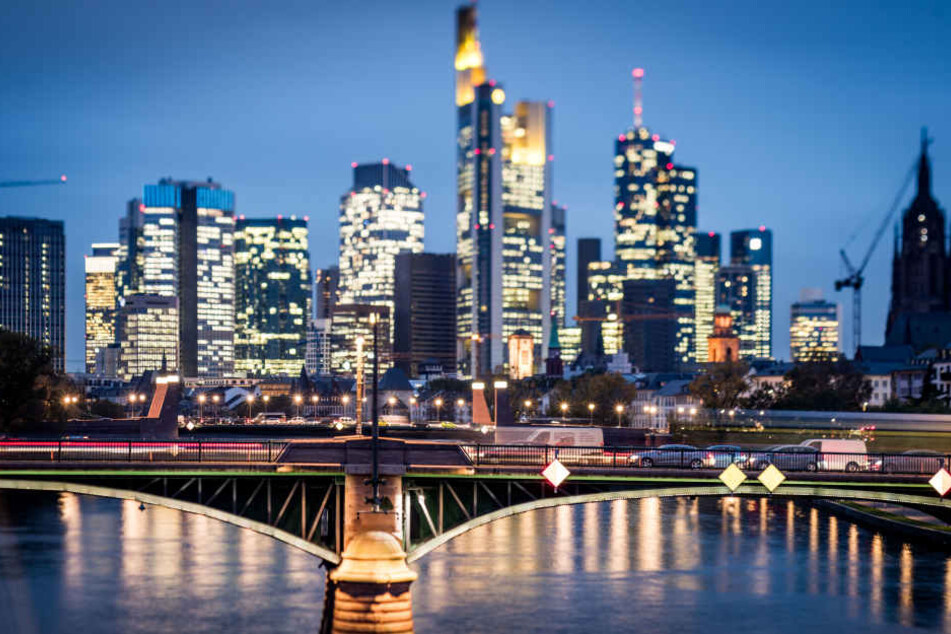 So hell beleuchtet kennen Frankfurter ihre Skyline. Am Samstagabend gehen die Lichter jedoch für eine Stunde aus.