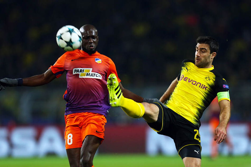 Mickaël Poté traf in der Champions League zweimal für APOEL Nikosia gegen Borussia Dortmund und duelliert sich hier mit dem heutigen Arsenal-Profi Sokratis.