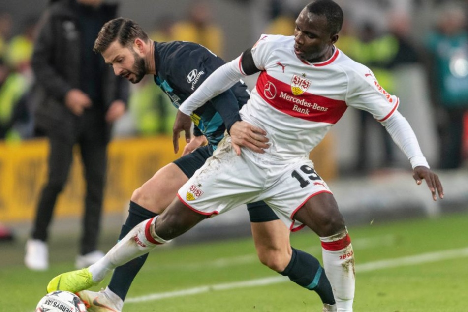 Im Zweikampf: Stuttgarts Chadrac Akolo und der Berliner Marvin Plattenhardt.
