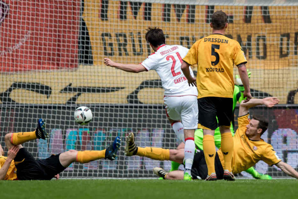 Jannik Müller (li.) und Florian Ballas machen keine gute Figur, als Christian Gartner zum 0:1 trifft.