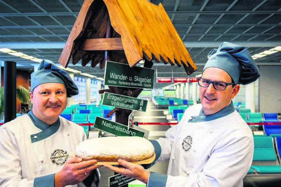 Ralph Schweigert (47, Stollenverband, r.) und René Buschmann (42, Bäckerinnung) präsentierten den erzgebirgischen Stollen.