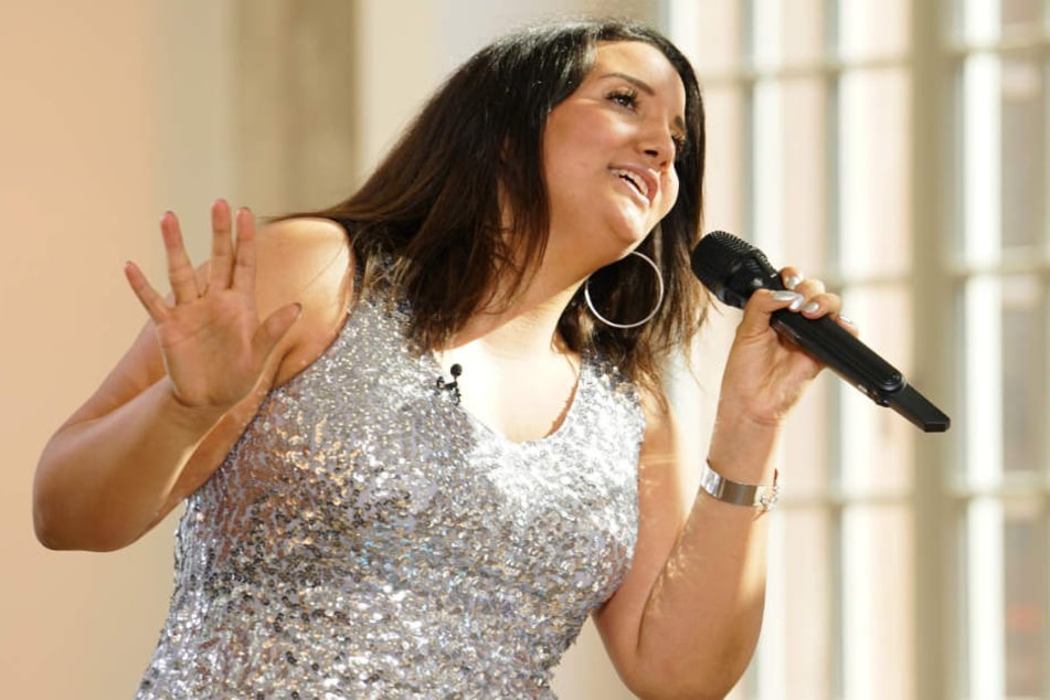 Glitzerfan Wanessa (24) performt im auffälligen Kleid. Überzeugt sie die Jury auch stimmlich?