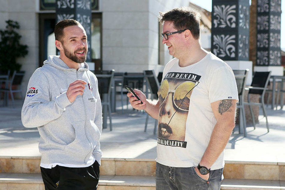 Christian Tiffert (l.) plauderte bei schönstem Sonnenschein mit TAG24-Redakteur Thomas Nahrendorf.
