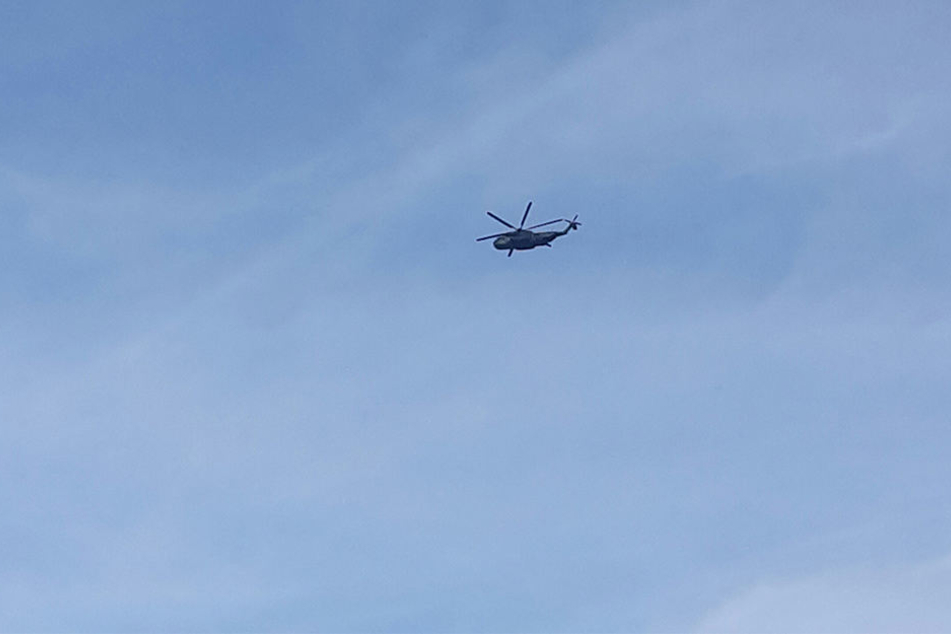 Einer der drei Bundeswehr-Helikopter am Mittwoch über Dresden.