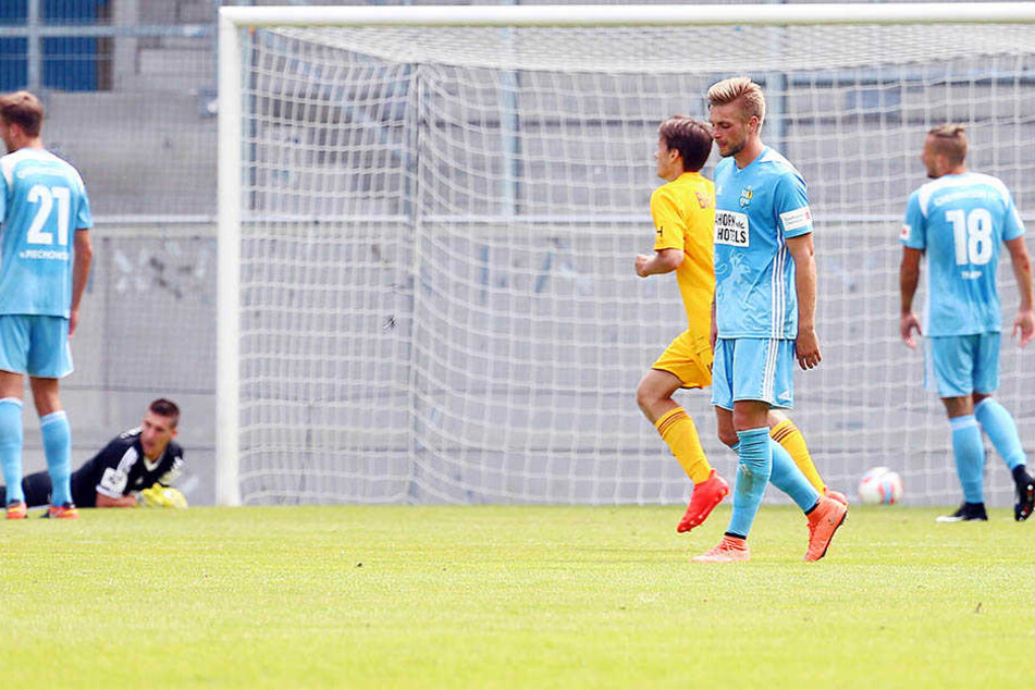 Als der Ball zum 0:1 im Netz landet, schauen die Chemnitzer Spieler konsterniert drein.