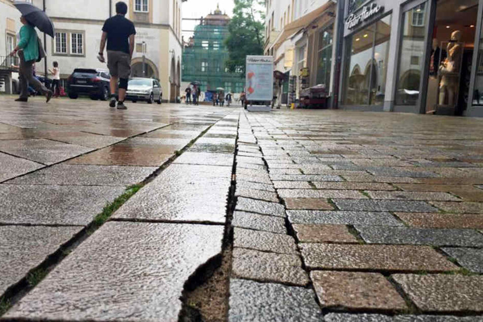 Risse, kaputte Steine und große Fugen: So sieht das Pflaster-Bild in der Bielefelder Altstadt aus.