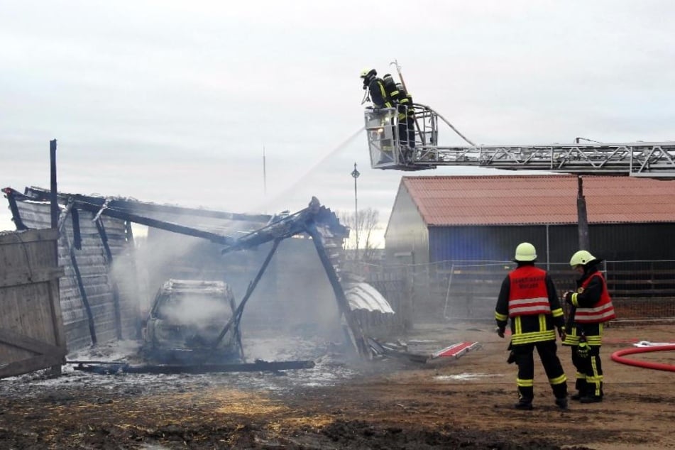 Zwar konnten die Kameraden der Feuerwehren Wurzen und Nemt ein Übergreifen der Flammen auf Nachbargebäude vermeiden, das Auto war aber nicht mehr zu retten.