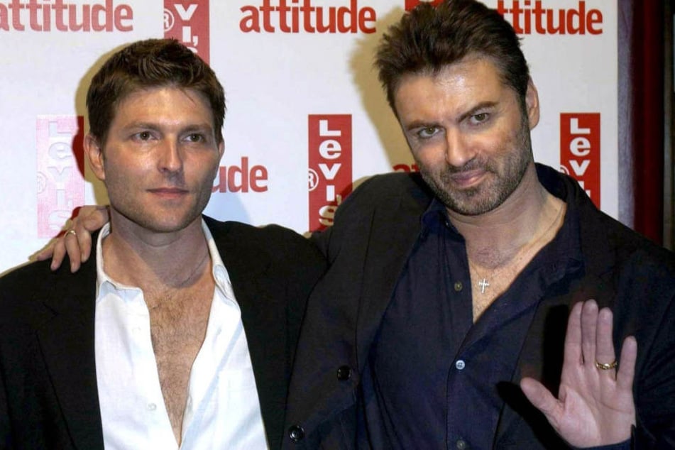 George Michael (†53, re.) mit seinem Partner Kenny Gloss 2004 auf einer Party in London.