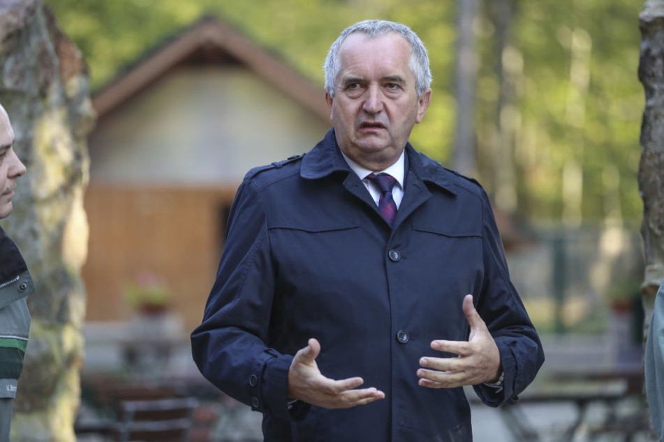 Forstminister Thomas Schmidt (57, CDU) hat plötzlich jede Menge Holz vor der Hütte. Wohin bloß damit?