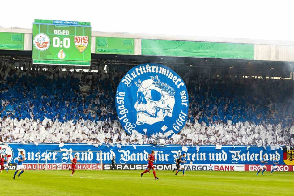 "Außer Rand und Band für Verein und Vaterland": steht auf dem Banner der Rostocker.