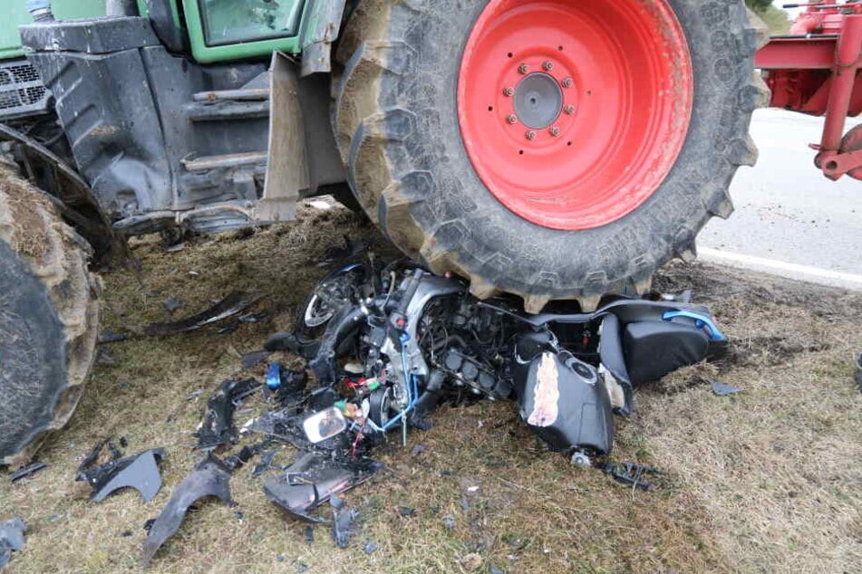 Der Fahrer des Motorrads hatte keine Chance: Er wurde bei dem Unfall tödlich verletzt.