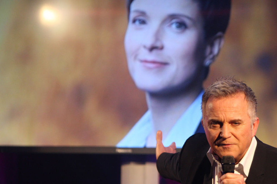 Trotz aller Querelen um die Einladung erschien Bundestagsabgeordnete Frauke Petry (42), was Jörg Knör (58) sichtlich erfreute.