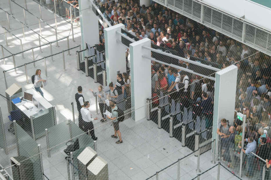 Am Terminal 2 in München musste die Abfertigung gestoppt werden. (Archivbild)