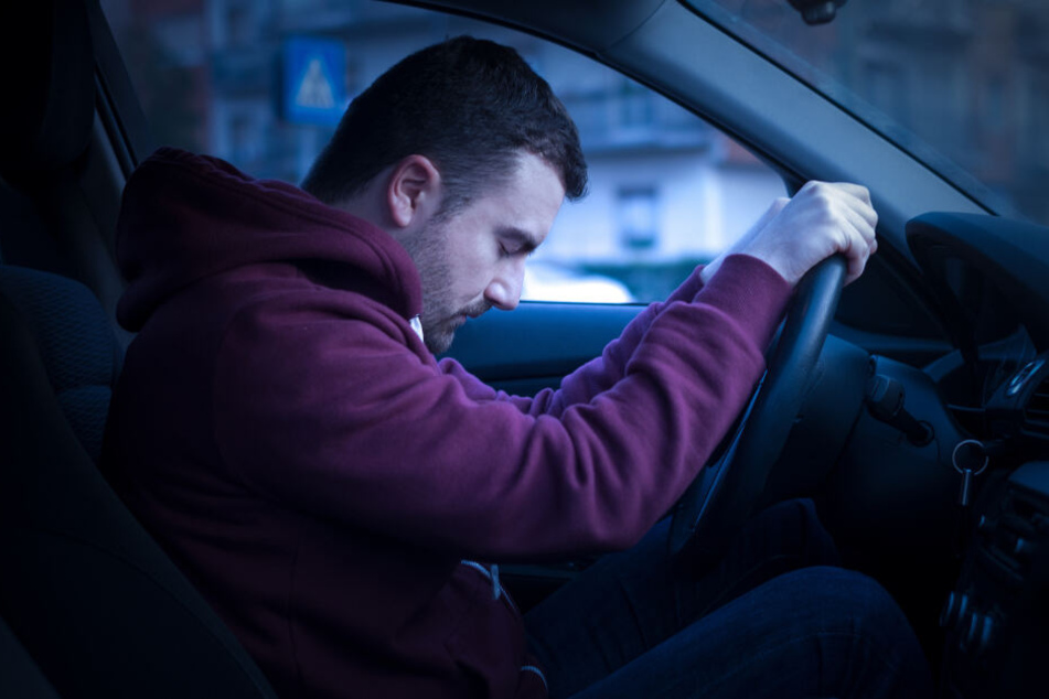 Ein Autofahrer ist nahe Crimmitschau am Steuer eingenickt und hat einen Unfall verursacht. (Symbolbild)
