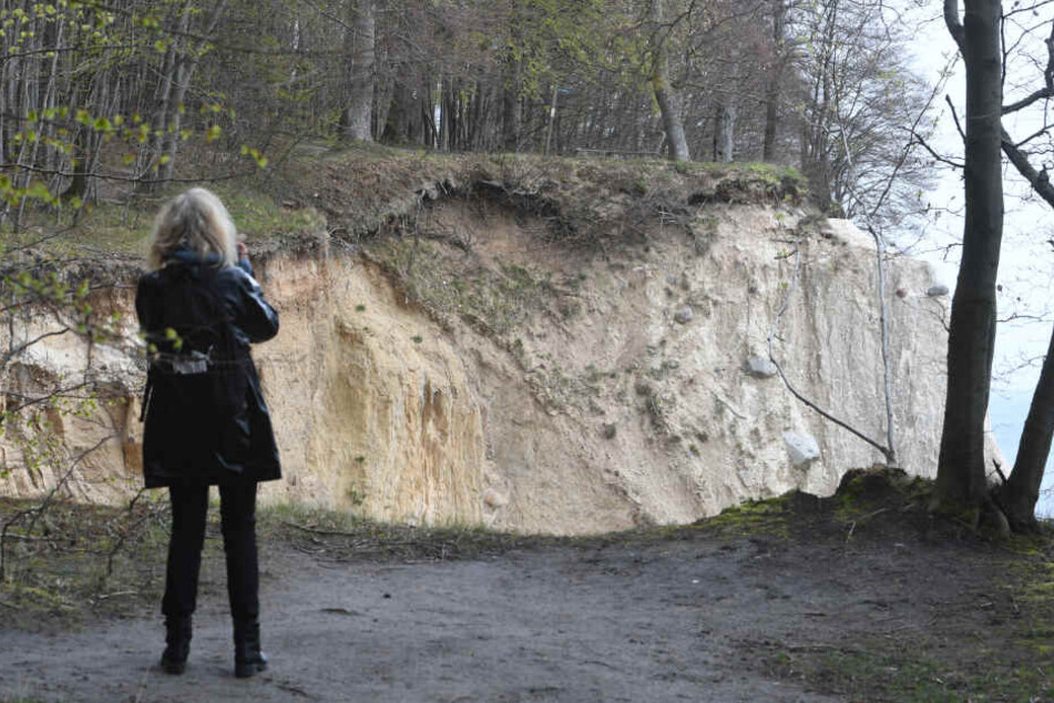 Immer wieder kommt es an der Steilküste zu Unfällen: Eine junge Touristin stürzte am 22.04.2017 von den Rügener Kreidefelsen und stirbt. Sie war laut Polizei auf der Suche nach einem Fotomotiv zu nah an die Felskante getreten und abgestürzt. (Symbolbild)