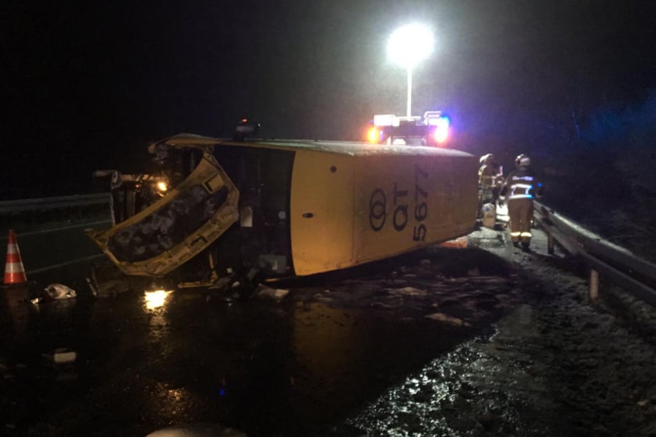 Der Geldtransporter knallte gegen die Leitplanke.