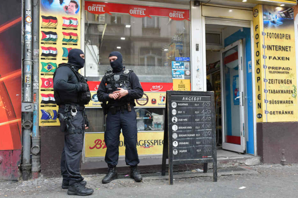 Immer wieder gibt es inzwischen Razzien gegen Clans, wie hier im September 2018. Taktik der "Nadelstiche" nennt die Polizei die immer wieder durchgeführten Aktionen.
