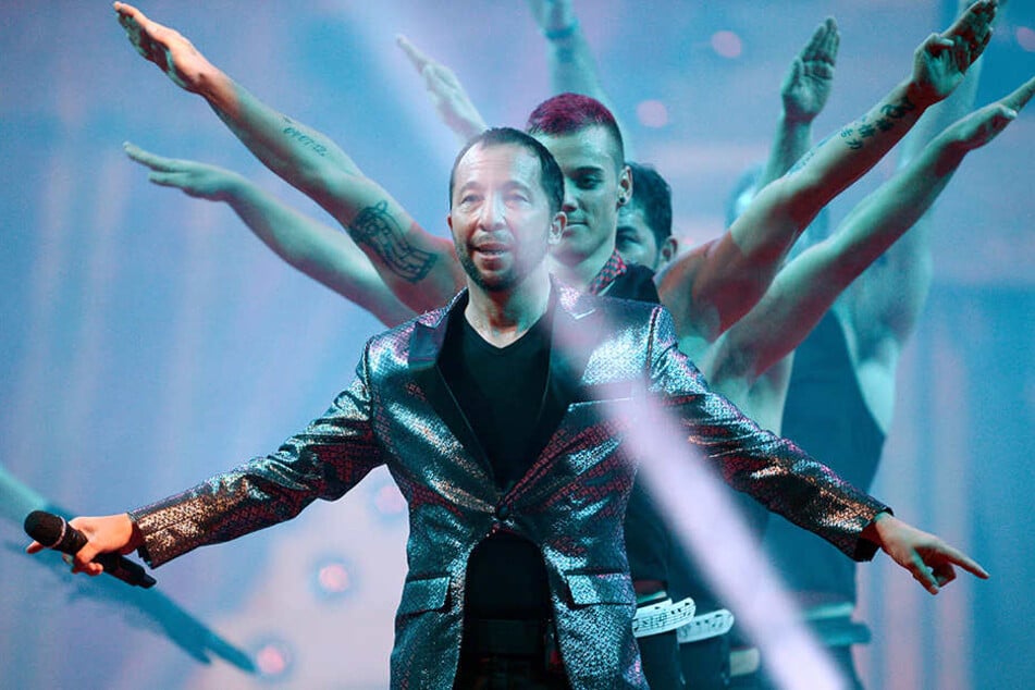 Mit extravaganten Bühnenshows und Tanzeinlagen feierte der Schweizer Musiker schon in den 90ern und 2000ern große Erfolge.