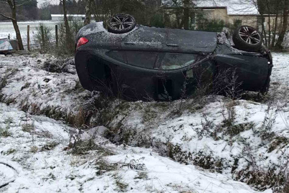 Auf dem Dach kam der BMW zum Stehen.