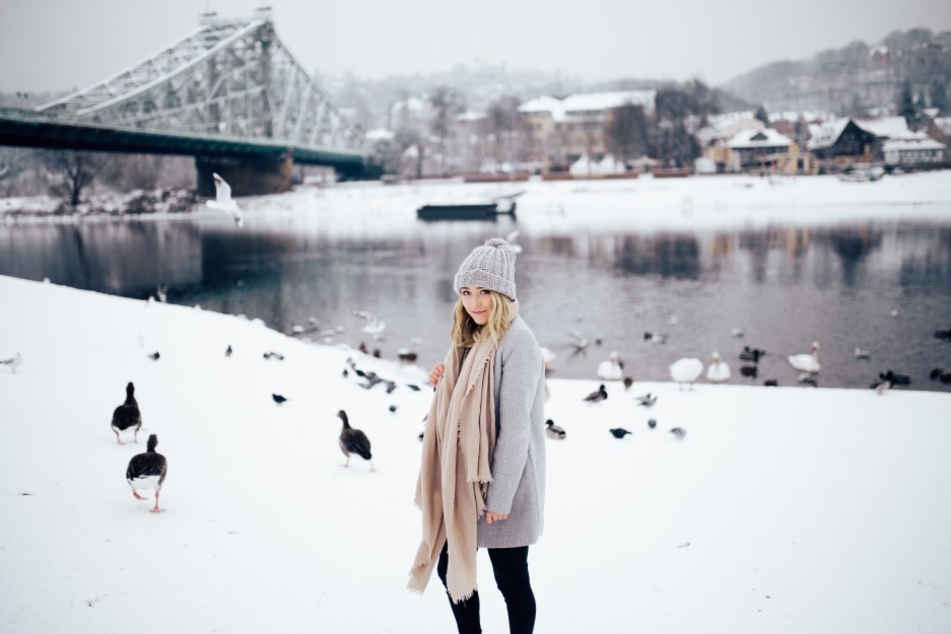 Luise Morgeneyer (22) genießt noch einmal die Winterlandschaft am Blauen Wunder. In Guinea herrscht gerade Trockenzeit.