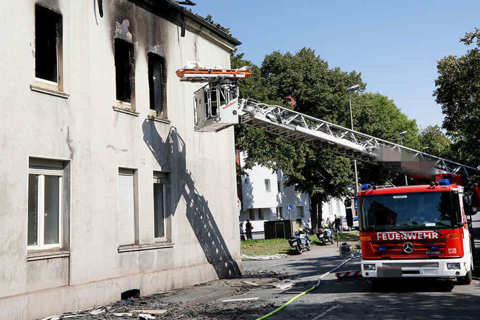 Nachdem er seine Eltern ins Schlafzimmer sperrte, legte der eigene Sohn Feuer. (Symbolbild)