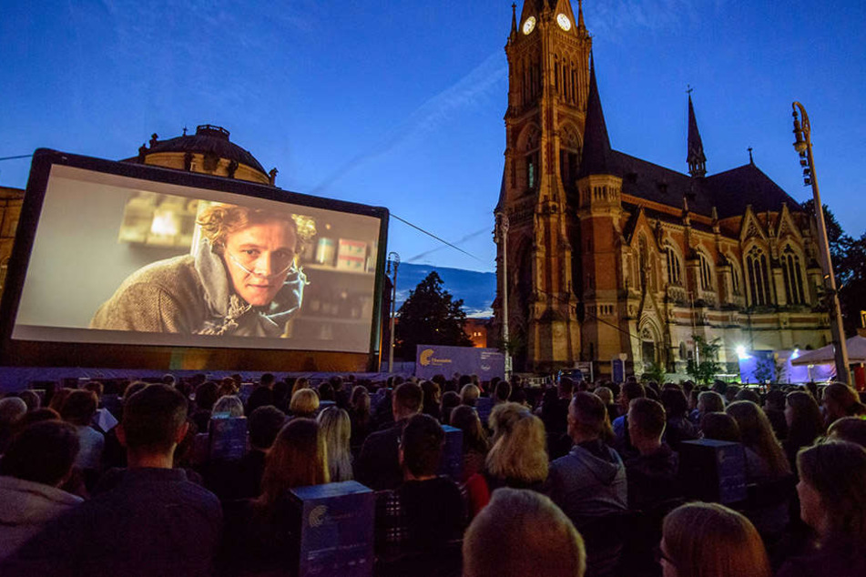 Tolle Zwischenbilanz für die Filmnächte: 12.500 Leute kamen bisher zum Filmegucken auf den Theaterplatz.