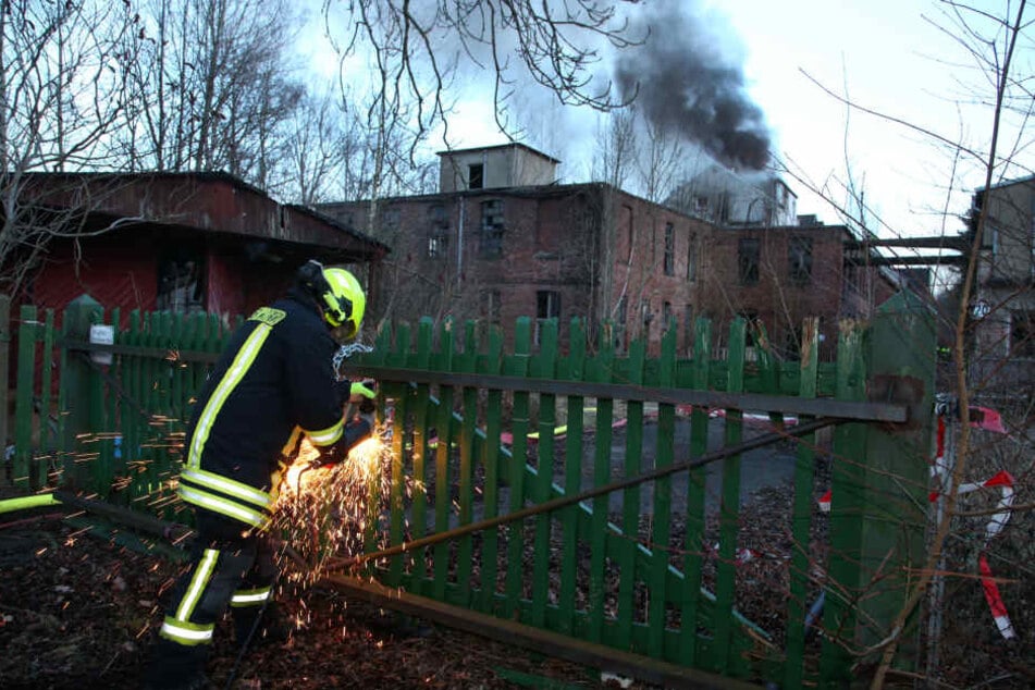 Die Feuerwehr verschafft sich Zugang zum Gelände.