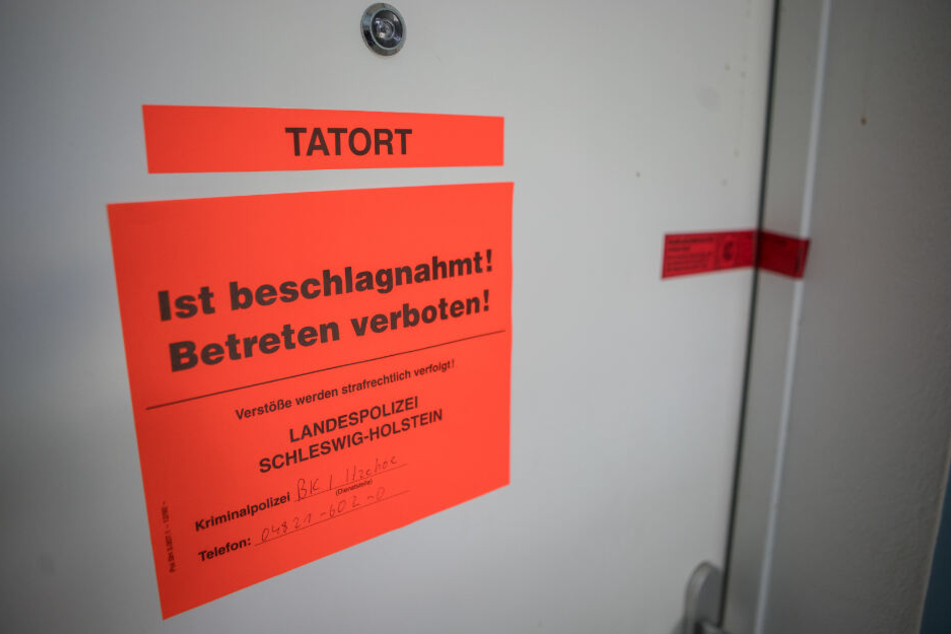 Die Tür ist durch ein amtliches Siegel verschlossen.