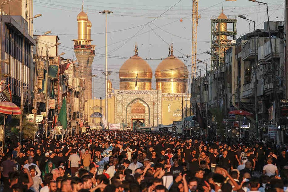 Schiitische Muslime nehmen an einer rituellen Zeremonie am Tag der Ashura vor der "Musa ibn Ja'far al-Kazim-Moschee" in Bagdad teil.