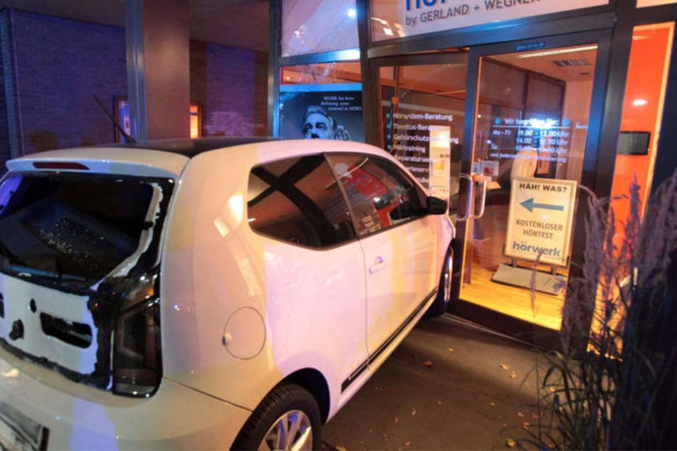 Der VW Up wurde durch die Wucht des Aufpralls in das Schaufenster geschleudert.