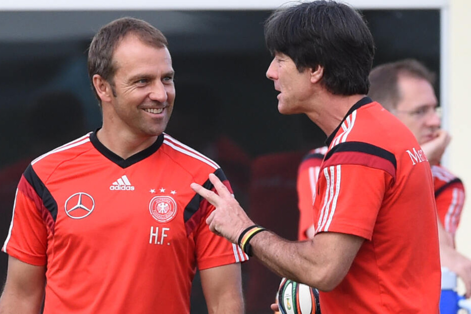 Hansi Flick (l) und Bundestrainer Joachim Löw.