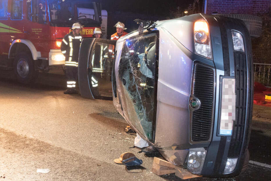 Das Auto kippte auf die Seite.
