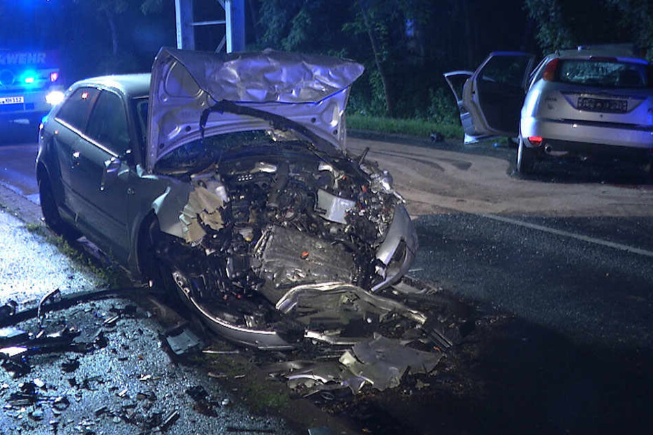 Ein Ford krachte frontal in einen Audi im Gegenverkehr.