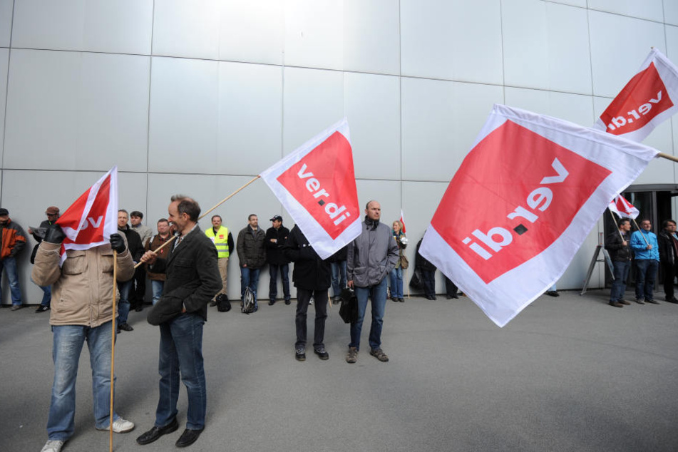 Telekom-Mitarbeiter an einer Kundgebung im Rahmen des Warnstreiks bei der Telekom in München. (Archivbild)