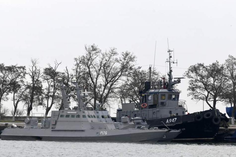 Drei ukrainische Schiffe liegen in der Nähe der Meerenge von Kertsch vor der von Moskau annektierte ukrainische Halbinsel Krim.