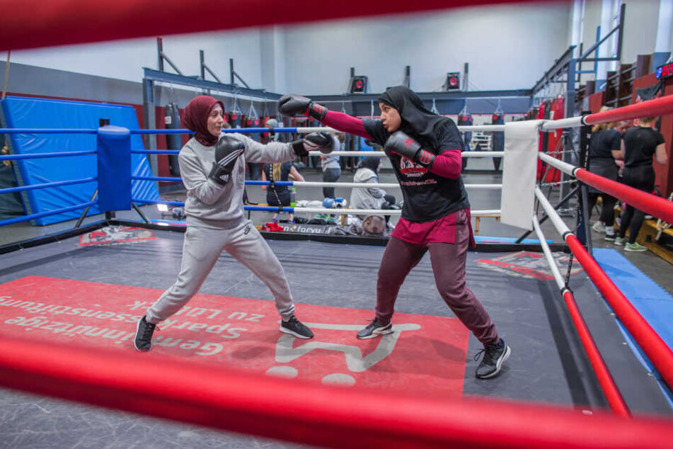Die Boxerinnen Miriam Hamdoun (rechts) und Hazel Özcan trainieren beim Boxclub Lübeck im Boxring. Der 1976 gegründete Boxclub mit 200 Mitgliedern engagiert sich bei der Integrationsarbeit.