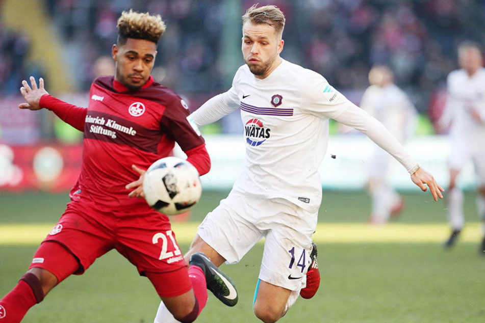 Phillipp Mwene (l.) und Pascal Köpke kämpfen um den Ball.