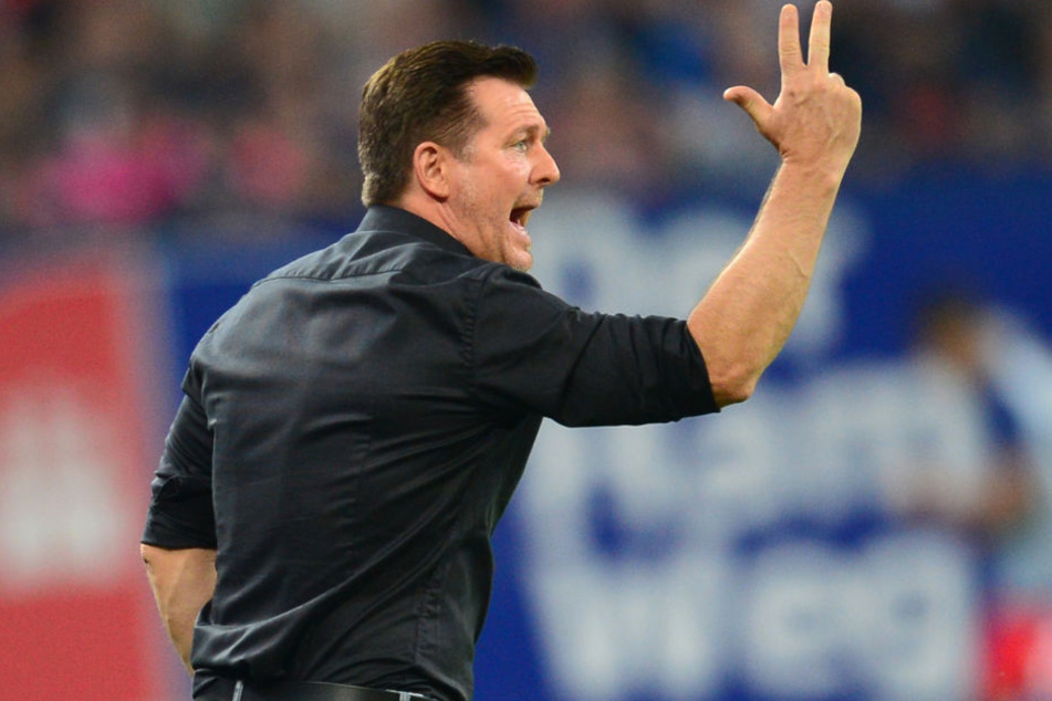 HSV-Trainer Christian Titz während der Partie gegen Kiel am Spielfeldrand.
